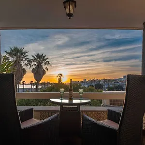 Sea View W Balcony 2 Mins Walk To & Casino Apartment